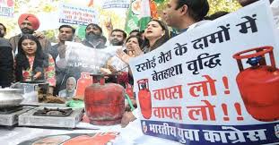 गैस सिलेंडर की कीमतों में वृद्धि के खिलाफ युवा कांग्रेस का प्रदर्शन गैस सिलेंडर की कीमतों में वृद्धि के खिलाफ युवा कांग्रेस का प्रदर्शन