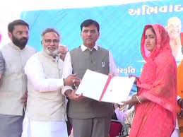 गुजरात में 7 पाक हिंदुओं को मिली भारत की नागरिकता गुजरात में 7 पाक हिंदुओं को मिली भारत की नागरिकता