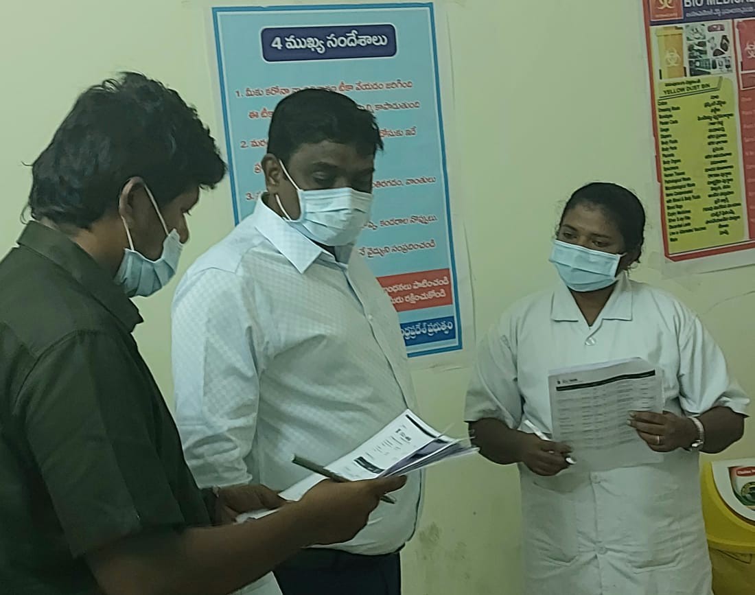 కోవిద్ వ్యాక్సినేషన్ కార్యక్రమాన్ని పరిశీలించిన జేసీ కోవిద్ వ్యాక్సినేషన్ కార్యక్రమాన్ని పరిశీలించిన జేసీ