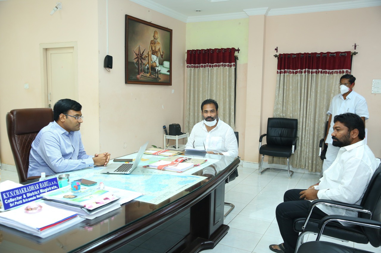 గ్రామీణ లో నెలకొన్న రెవెన్యూ సమస్యలపై కలెక్టర్తో చర్చించిన ఎమ్మెల్యే గ్రామీణ లో నెలకొన్న రెవెన్యూ సమస్యలపై కలెక్టర్తో చర్చించిన ఎమ్మెల్యే