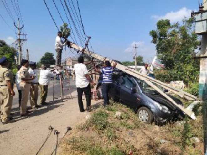 విద్యుత్ స్తంభాన్ని ఢీకొన్న కారు విద్యుత్ స్తంభాన్ని ఢీకొన్న కారు