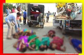 రోడ్డు ప్రమాదంలో ఎనిమిది మంది మృతి రోడ్డు ప్రమాదంలో ఎనిమిది మంది మృతి
