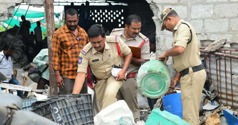  కెమికల్ పేలి కార్మికుడికి తీవ్రగాయాలు అనంతపురం 