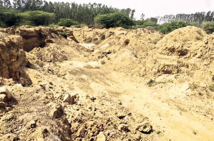కాసులు కురిపిస్తున్న చెరువు మట్టి కాసులు కురిపిస్తున్న చెరువు మట్టి