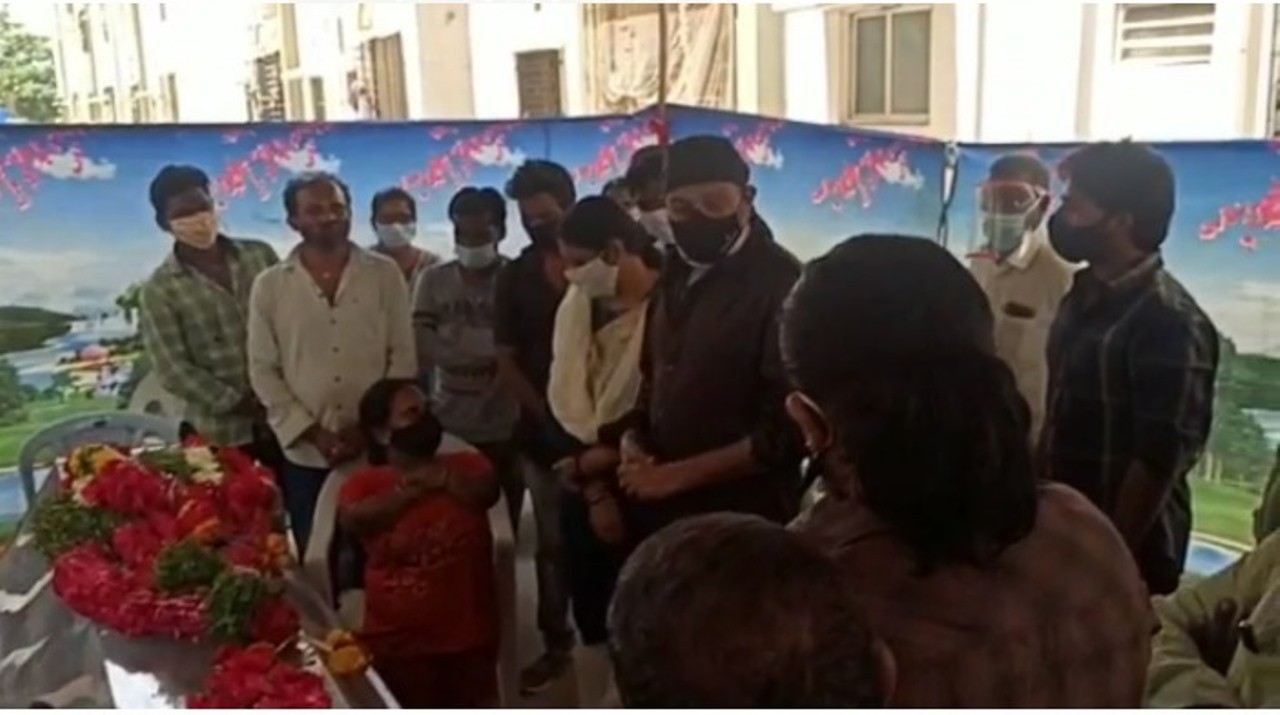 వైకల్యాన్ని జయించిన వీరుడు పొట్టి వీరయ్య - రాజశేఖర్, జీవిత దంపతులు వైకల్యాన్ని జయించిన వీరుడు పొట్టి వీరయ్య - రాజశేఖర్, జీవిత దంపతులు