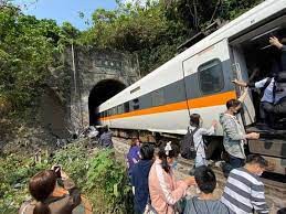 తైవాన్లో పట్టాలు తప్పిన రైలు.. 36 మంది మృతి తైవాన్లో పట్టాలు తప్పిన రైలు.. 36 మంది మృతి