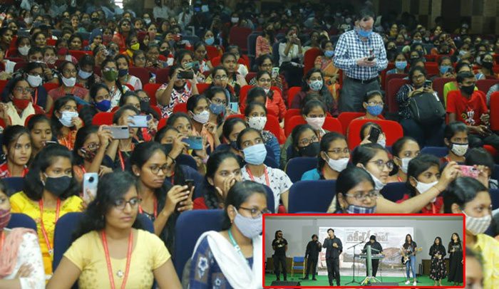వకీల్ సాబ్ అభిమానుల సందడి వకీల్ సాబ్ అభిమానుల సందడి