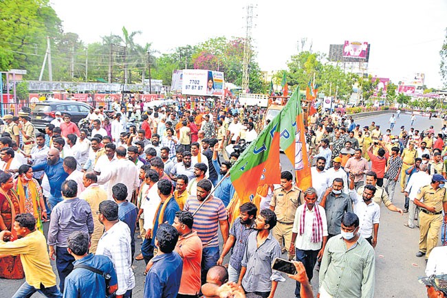 బీజేపీ యాత్రను అడ్డుకున్న తెరాస కార్యకర్తలు