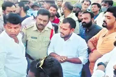 పార్టీకి తలనొప్పిగా నేత పార్టీకి తలనొప్పిగా నేత