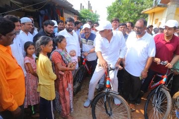 సైకిల్ పై మంత్రి హరీష్ రావు పర్యటన