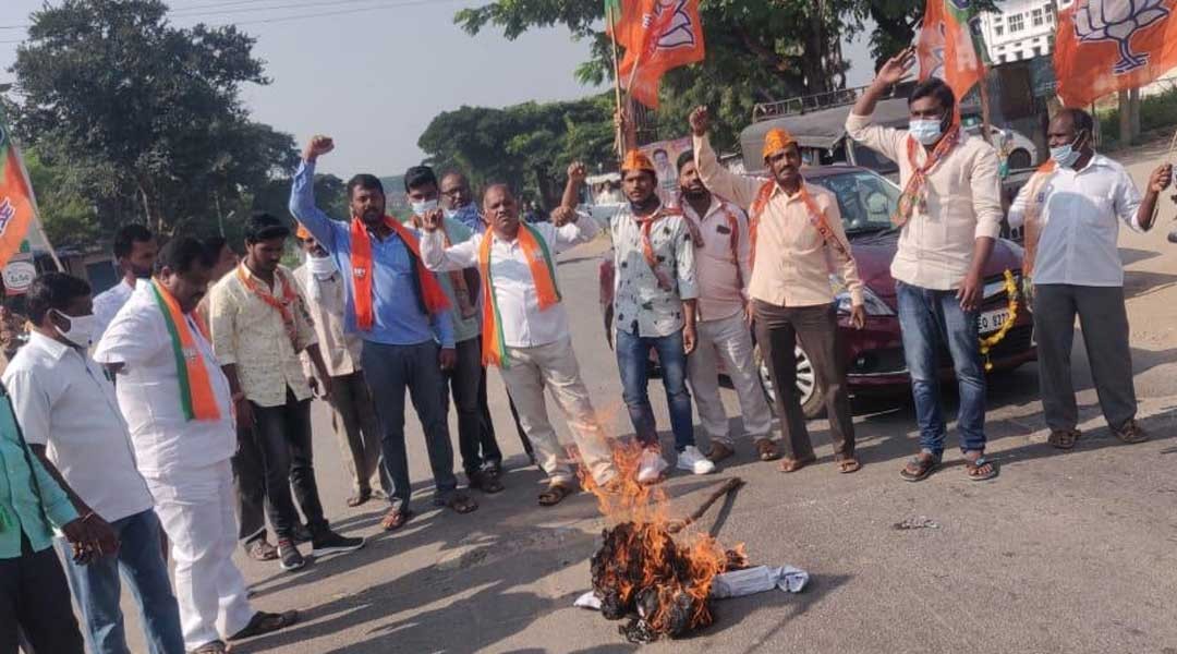 కేటీఆర్ దిష్టిబోమ్మ దగ్దం