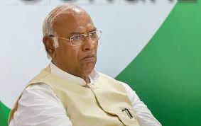 నేషనల్ హెరాల్డ్ అవినీతి కేసులో మల్లికార్జున్ ఖర్గేను ప్రశ్నించిన ఈడీ నేషనల్ హెరాల్డ్ అవినీతి కేసులో మల్లికార్జున్ ఖర్గేను ప్రశ్నించిన ఈడీ
