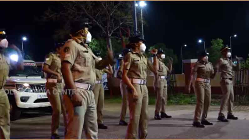 యూట్యూబ్ జర్నలిస్ట్ లను స్టేషన్లో చెడ్డీలపై నిలబెట్టిన పోలీసులు యూట్యూబ్ జర్నలిస్ట్ లను స్టేషన్లో చెడ్డీలపై నిలబెట్టిన పోలీసులు