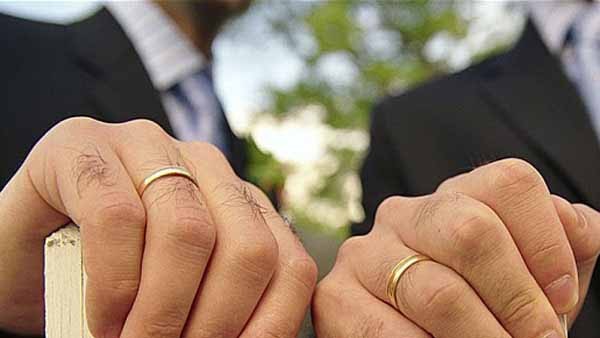 స్వలింగ సంపర్కుల వివాహాలకుచట్టబద్ధత కల్పించలేము : కేంద్రం స్వలింగ సంపర్కుల వివాహాలకుచట్టబద్ధత కల్పించలేము : కేంద్రం