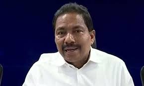 ఎవ్వరిని ఎదగనీయకుండా విశ్వరూపం ఎవ్వరిని ఎదగనీయకుండా విశ్వరూపం