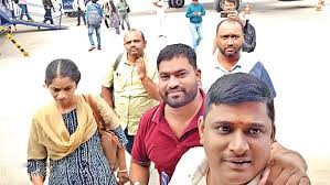 కాశ్మీర్ నుంచి క్షేమంగా తిరుగొచ్చిన మెదక్ వాసులు కాశ్మీర్ నుంచి క్షేమంగా తిరుగొచ్చిన మెదక్ వాసులు