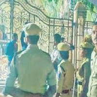 జల్పల్లిలో మోహన్ బాబు ఇంటి దగ్గర పోలీస్ బందోబస్తు