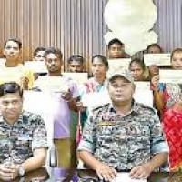 పోలీసులకు లొంగిపోయిన 22 మంది మావోయిస్టులు