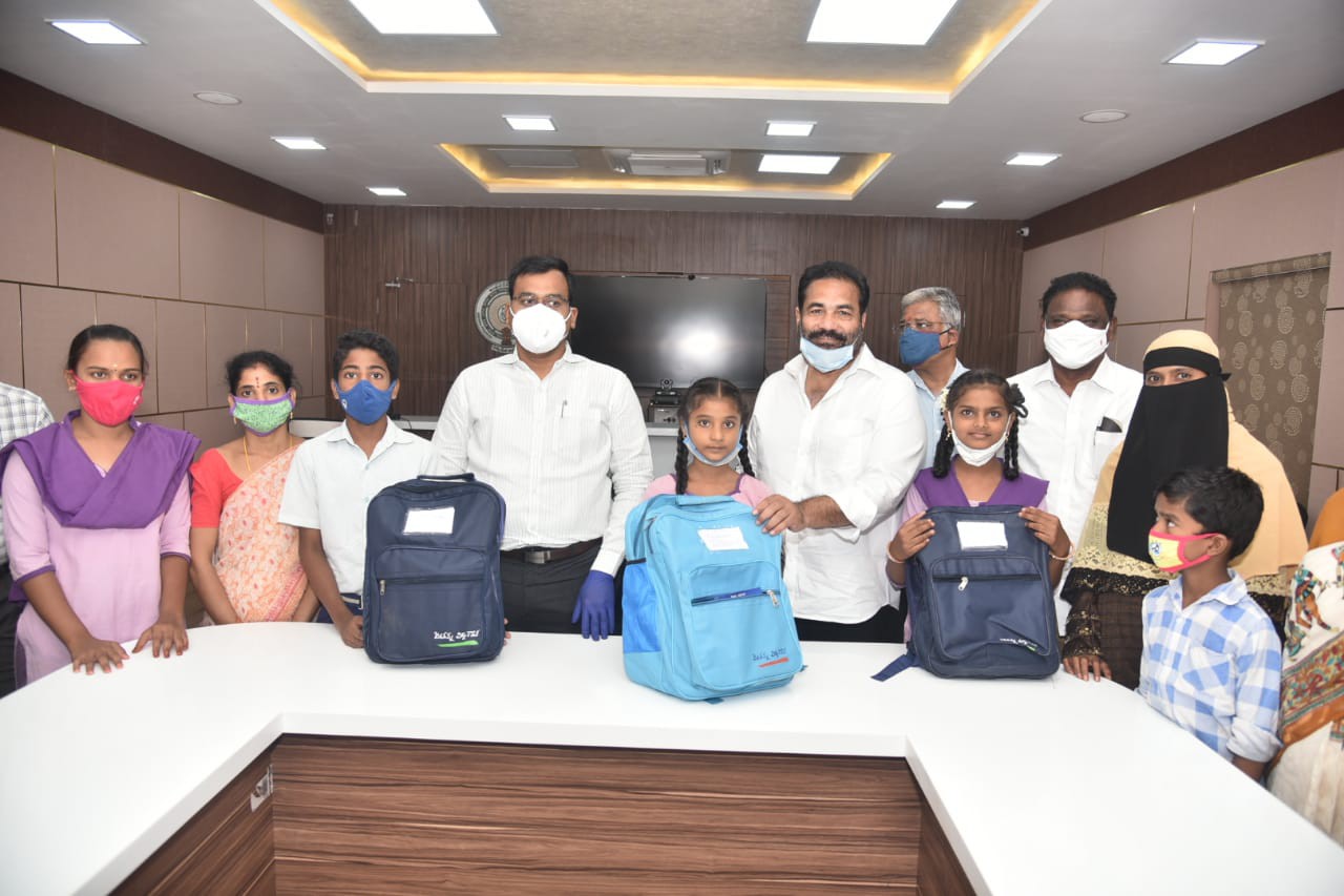 విద్యార్థిని ,విద్యార్థులకు జగనన్న విద్యా కానుక అందజేత కార్యక్రమంలో పాల్గొన్న జిల్లా కలెక్టర్ రూరల్ ఎమ్మెల్యే విద్యార్థిని ,విద్యార్థులకు జగనన్న విద్యా కానుక అందజేత కార్యక్రమంలో పాల్గొన్న జిల్లా కలెక్టర్ రూరల్ ఎమ్మెల్యే
