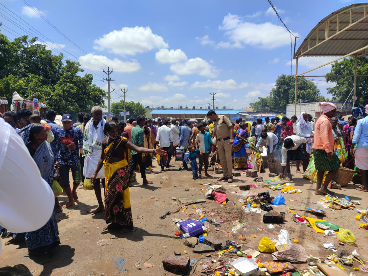 స్వామి సన్నిధిలో శ్రావణ మాసం మూడవ సోమవారం పూజలు  స్వామివారి ఆలయంలో రద్దీ తగ్గిన భక్తుల సందడి వ్యాపారస్తులు భక్తులకు ఇబ్బందులు కలగకుండా పోలీసుల సేవలు అపరిశుభ్రం లోపించకుండా కార్మిక సిబ్బంది సేవలు