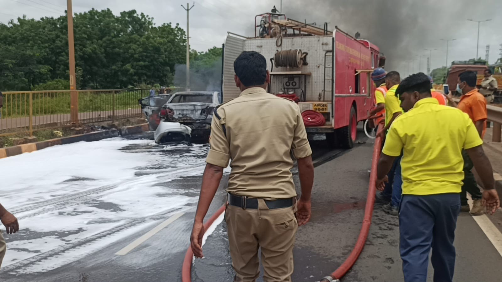 కారులో మంటలు…ప్రయాణికులు సురక్షితం కారులో మంటలు…ప్రయాణికులు సురక్షితం