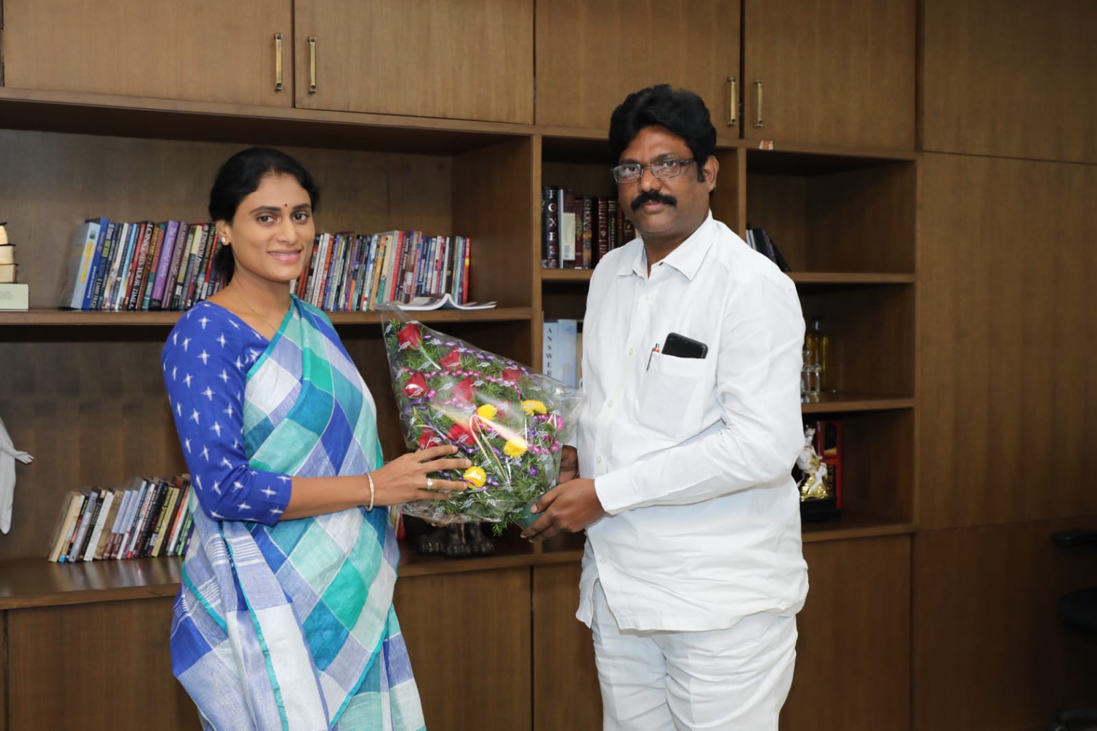వైఎస్సార్ తెలంగాణ పార్టీలోకి నరాల సత్యనారాయణ కండువా కప్పి పార్టీలోకి ఆహ్వానించిన వైయస్ షర్మిల వైఎస్సార్ తెలంగాణ పార్టీలోకి నరాల సత్యనారాయణ కండువా కప్పి పార్టీలోకి ఆహ్వానించిన వైయస్ షర్మిల