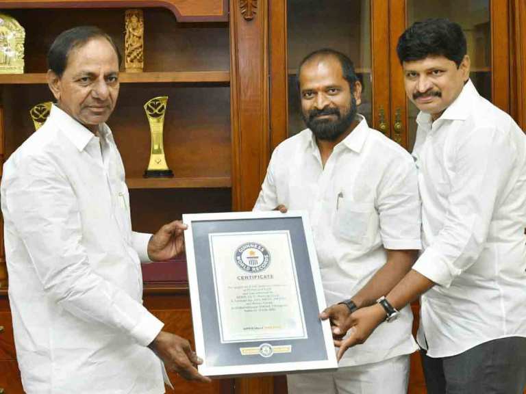 సీడ్ బాల్స్ తయారీలో మహబూబ్నగర్ సరికొత్త గిన్నీస్ రికార్డ్ సీడ్ బాల్స్ తయారీలో మహబూబ్నగర్ సరికొత్త గిన్నీస్ రికార్డ్