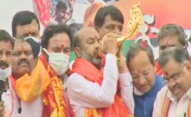 తెలంగాణ ప్రజల్లో ఆత్మస్థైర్యం నింపడానికే పాదయాత్ర: బండి సంజయ్ తెలంగాణ ప్రజల్లో ఆత్మస్థైర్యం నింపడానికే పాదయాత్ర: బండి సంజయ్