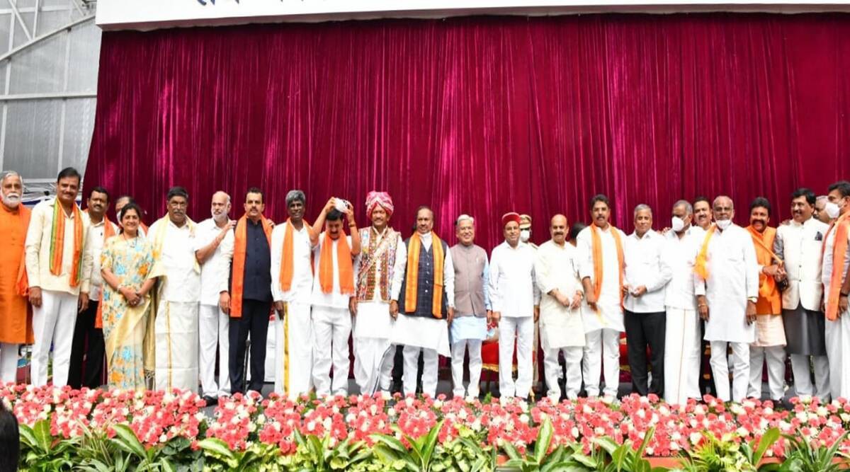కర్ణాటకలో 24 మంది మంత్రుల ప్రమాణం కర్ణాటకలో 24 మంది మంత్రుల ప్రమాణం