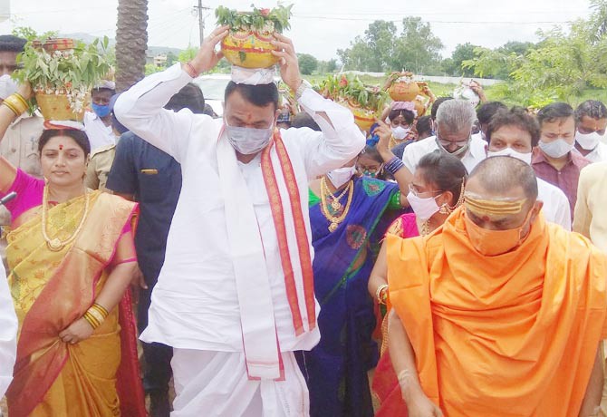 బోనాల పండుగలో అమ్మవార్లకు బోనం సమర్పించిన సభాపతి పోచారం బోనాల పండుగలో అమ్మవార్లకు బోనం సమర్పించిన సభాపతి పోచారం