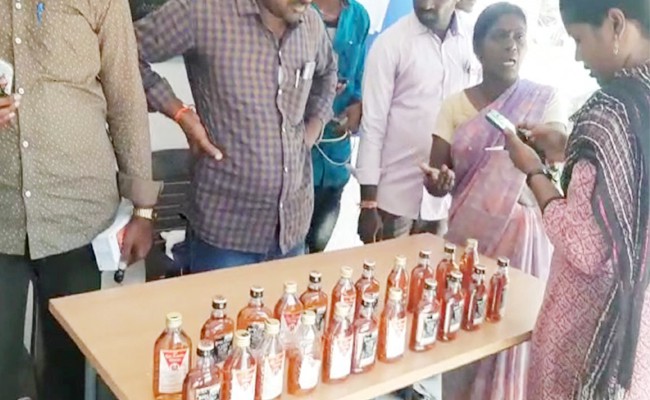 అనధికార మధ్య విక్రయిస్తున్న వారిని అరెస్ట్ చేసిన సెబ్ పోలీసులు అనధికార మధ్య విక్రయిస్తున్న వారిని అరెస్ట్ చేసిన సెబ్ పోలీసులు