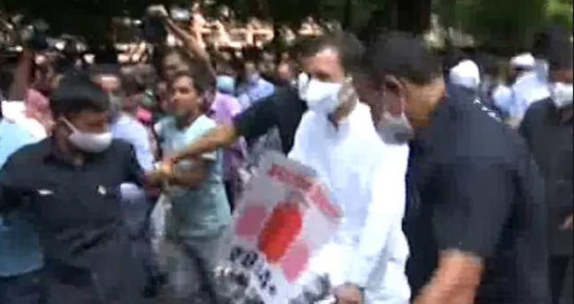 పెట్రోల్, డీజిల్ ధరల పెంపుకు నిరసనగా సైకిల్పై పార్లమెంటుకు రాహుల్ పెట్రోల్, డీజిల్ ధరల పెంపుకు నిరసనగా సైకిల్పై పార్లమెంటుకు రాహుల్