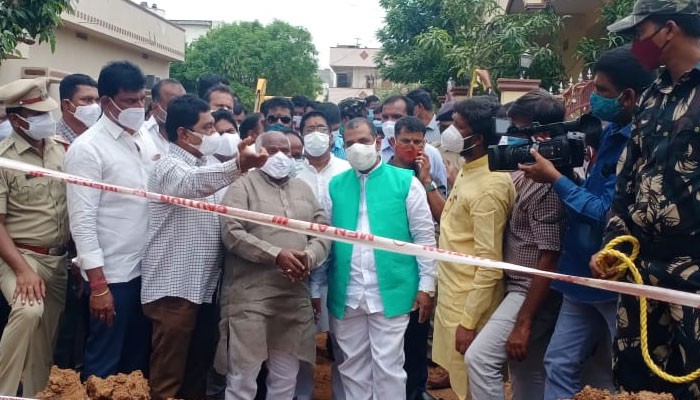బాధిత మహిళలను పరార్శించిన ఎస్సీ కమిషన్ బాధిత మహిళలను పరార్శించిన ఎస్సీ కమిషన్