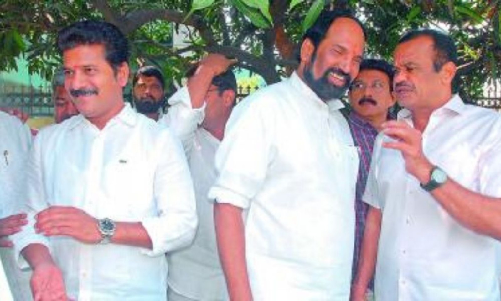 టీ కాంగ్రెస్ నేతలు తర్జనభర్జన టీ కాంగ్రెస్ నేతలు తర్జనభర్జన