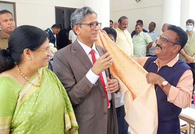 ఎన్వీ రమణను కలిసి కృతజ్ఞతలు తెలిపిన టీయుడబ్ల్యుజె, ఐజేయూ నేతలు సంతోషం వ్యక్తం చేసిన మాజీ సీజే ఎన్వీ రమణను కలిసి కృతజ్ఞతలు తెలిపిన టీయుడబ్ల్యుజె, ఐజేయూ నేతలు సంతోషం వ్యక్తం చేసిన మాజీ సీజే