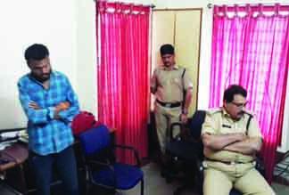 ఏసీబీ వలలో ఎంవీఐ ఏసీబీ వలలో ఎంవీఐ