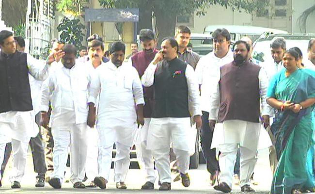 దిశ’ కేసు విషయంలో నిర్లక్ష్యంగా వ్యవహరించిన పోలీసులు గవర్నర్ తమిళసై ని కలిసిన కాంగ్రెస్ బృందం దిశ’ కేసు విషయంలో నిర్లక్ష్యంగా వ్యవహరించిన పోలీసులు గవర్నర్ తమిళసై ని కలిసిన కాంగ్రెస్ బృందం