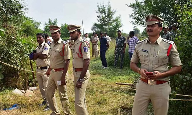 దిశ ఎన్ కౌంటర్.. పోలీసుల చుట్టూ బిగుస్తోన్న ఉచ్చు! దిశ ఎన్ కౌంటర్.. పోలీసుల చుట్టూ బిగుస్తోన్న ఉచ్చు!