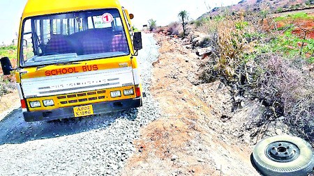 స్కూలు బస్సుకు తప్పిన ప్రమాదం కర్నూలు స్కూలు బస్సుకు తప్పిన ప్రమాదం కర్నూలు