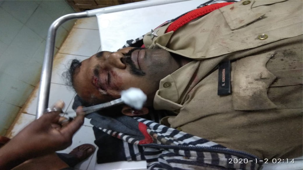నిషాలోయువకుల డ్రైవింగ్…ఎస్సైకి గాయాలు నిషాలోయువకుల డ్రైవింగ్…ఎస్సైకి గాయాలు