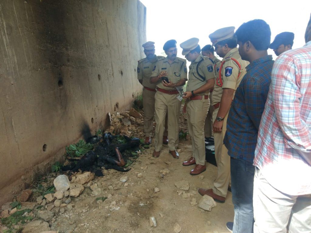 పదిహేను బృందాలతో గాలింపు చర్యలు చేప్పట్టిన పోలీస్ బృందాలు పదిహేను బృందాలతో గాలింపు చర్యలు చేప్పట్టిన పోలీస్ బృందాలు