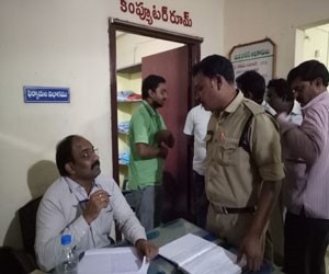 ఏసీబీ వలలో పోలీసులు ఏసీబీ వలలో పోలీసులు