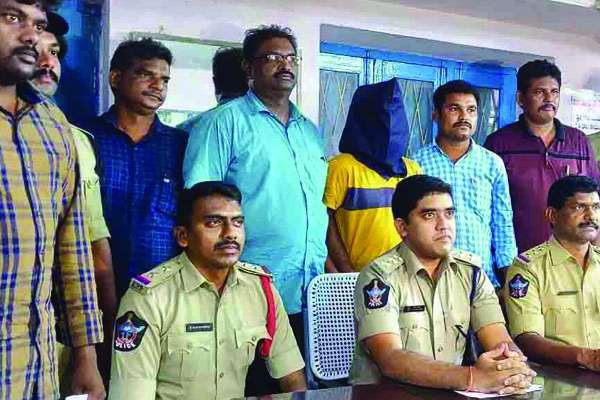 వివాహిత హత్య కేసు మిస్టరీ విడింది వివాహిత హత్య కేసు మిస్టరీ విడింది
