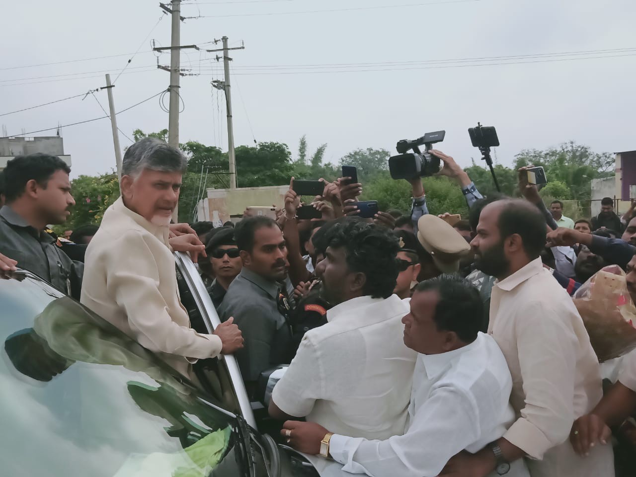 జస్టిస్ ఫర్ దిశ కేసులో నేరస్తులను కఠినంగా శిక్షించాలి ముఖ్యమంత్రి నారా మాజీ ముఖ్యమంత్రి చంద్రబాబు నాయుడు డిమాండ్ షాద్ నగర్ లో మీడియాతో మాట్లాడిన చంద్రబాబు జస్టిస్ ఫర్ దిశ కేసులో నేరస్తులను కఠినంగా శిక్షించాలి ముఖ్యమంత్రి నారా మాజీ ముఖ్యమంత్రి చంద్రబాబు నాయుడు డిమాండ్ షాద్ నగర్ లో మీడియాతో మాట్లాడిన చంద్రబాబు