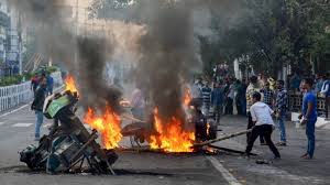 పౌరసత్వ చట్టానికి వ్యతిరేకంగా అస్సాంలో హింసాకాండ 200 మంది అరెస్టు: పోలీసు చీఫ్ భాస్కర్ జ్యోతి మహంతా పౌరసత్వ చట్టానికి వ్యతిరేకంగా అస్సాంలో హింసాకాండ 200 మంది అరెస్టు: పోలీసు చీఫ్ భాస్కర్ జ్యోతి మహంతా