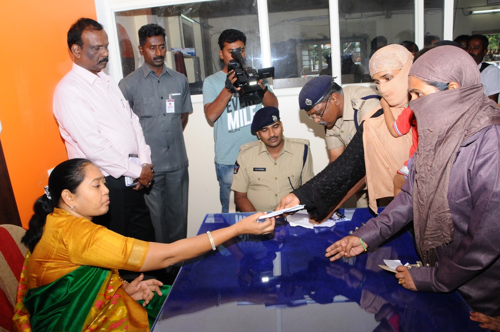 మహిళా పోలీసు స్టేషన్ ను తనిఖీ చేసిన హోం మంత్రి సుచరిత మహిళా పోలీసు స్టేషన్ ను తనిఖీ చేసిన హోం మంత్రి సుచరిత