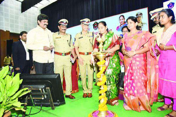 మహిళల రక్షణకు టోల్ ఫ్రీ నంబర్లు మహిళల రక్షణకు టోల్ ఫ్రీ నంబర్లు