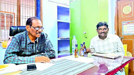 భారీగా నకలీ మధ్యం పట్టివేత,ముగ్గురు అరెస్ట్... డోన్ భారీగా నకలీ మధ్యం పట్టివేత,ముగ్గురు అరెస్ట్... డోన్