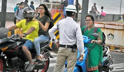 వెనుక కూర్చున్న వ్యక్తికీ హెల్మెట్ ఉండాల్సిందే! వెనుక కూర్చున్న వ్యక్తికీ హెల్మెట్ ఉండాల్సిందే!