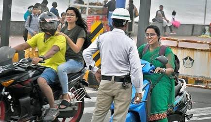 వెనుక కూర్చున్న వ్యక్తికీ హెల్మెట్ ఉండాల్సిందే!